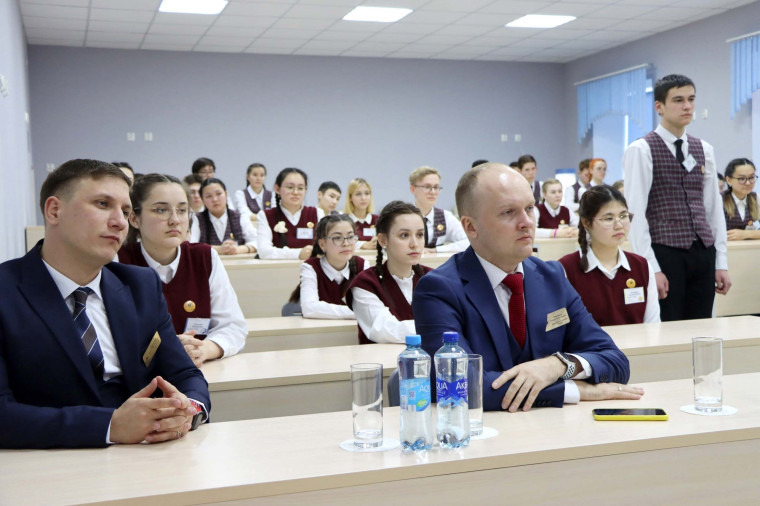 Во время визита в Центр «Гагарин» Первый заместитель министра просвещения РФ пообщался с лицеистами.