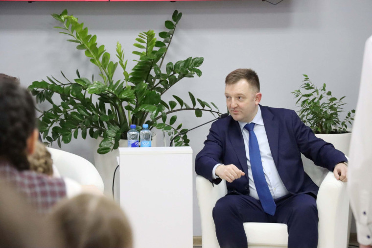 Во время визита в Центр «Гагарин» Первый заместитель министра просвещения РФ пообщался с лицеистами.
