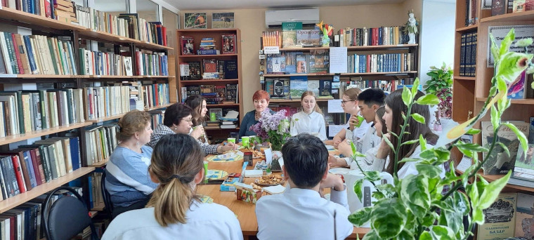 3 мая в библиотеке общежития прошло заседание читательского клуба &quot;Время читать&quot; с чаепитием.